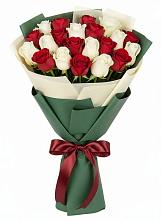 Букет Микс из красных и белых роз в Верховажье
