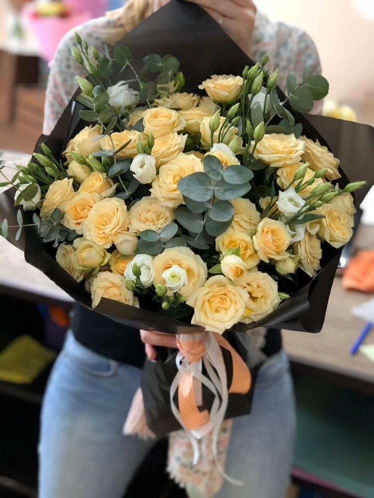 Букет цветов из: Розы и Лизиантусы в Верховажье