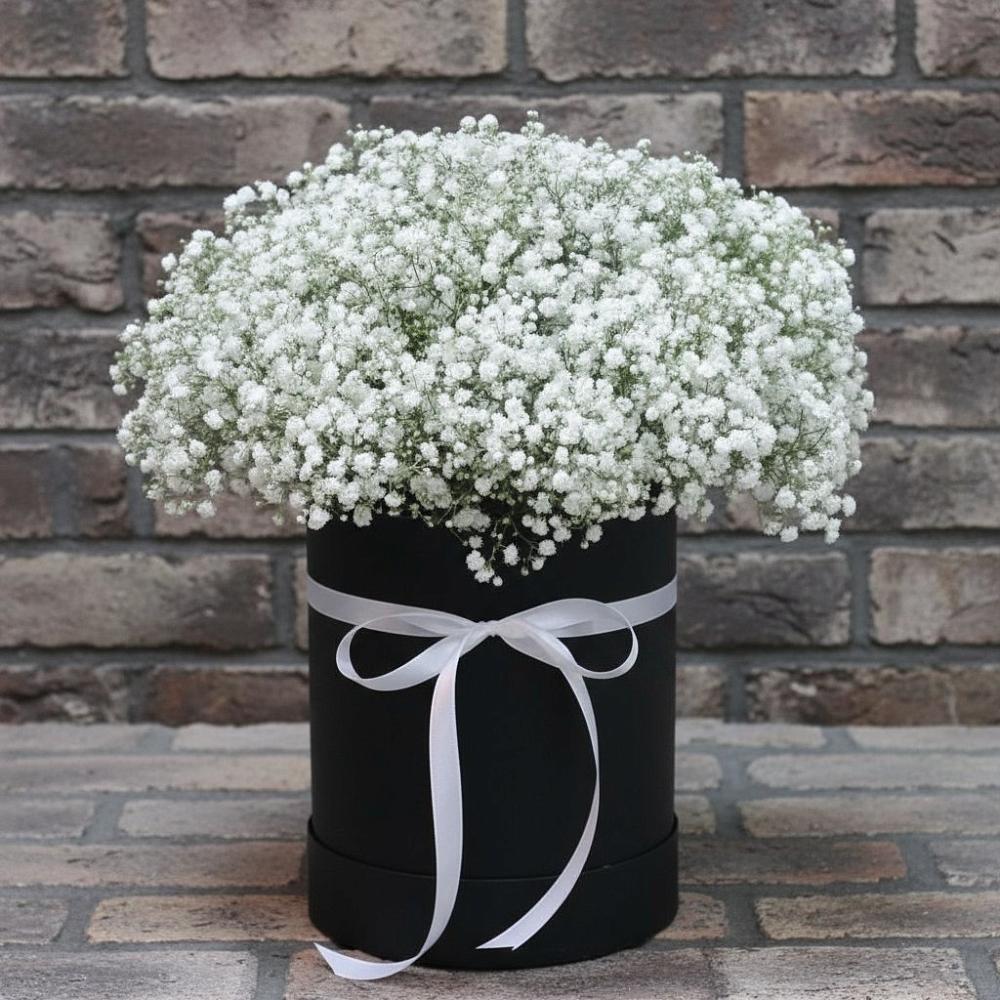 Цветочная композиция из Гипсофила в шляпной коробке в Верховажье