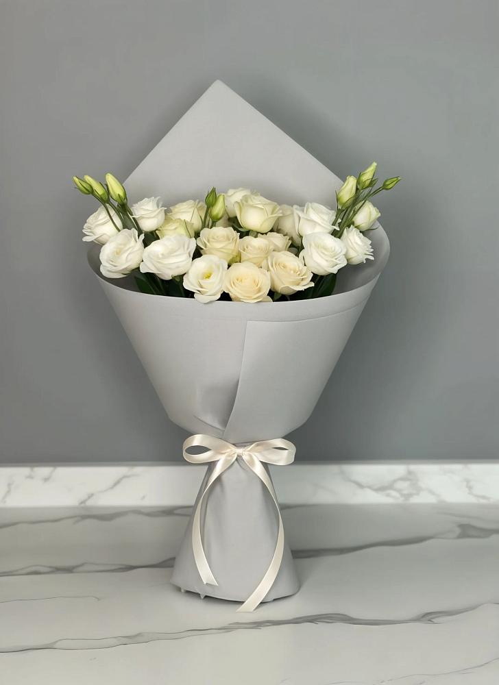 Букет цветов из: Розы и Лизиантусы в Верховажье