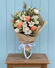 Букет цветов из:  Альстромерии, Лизиантусы, Розы и Хризантемы в Верховажье