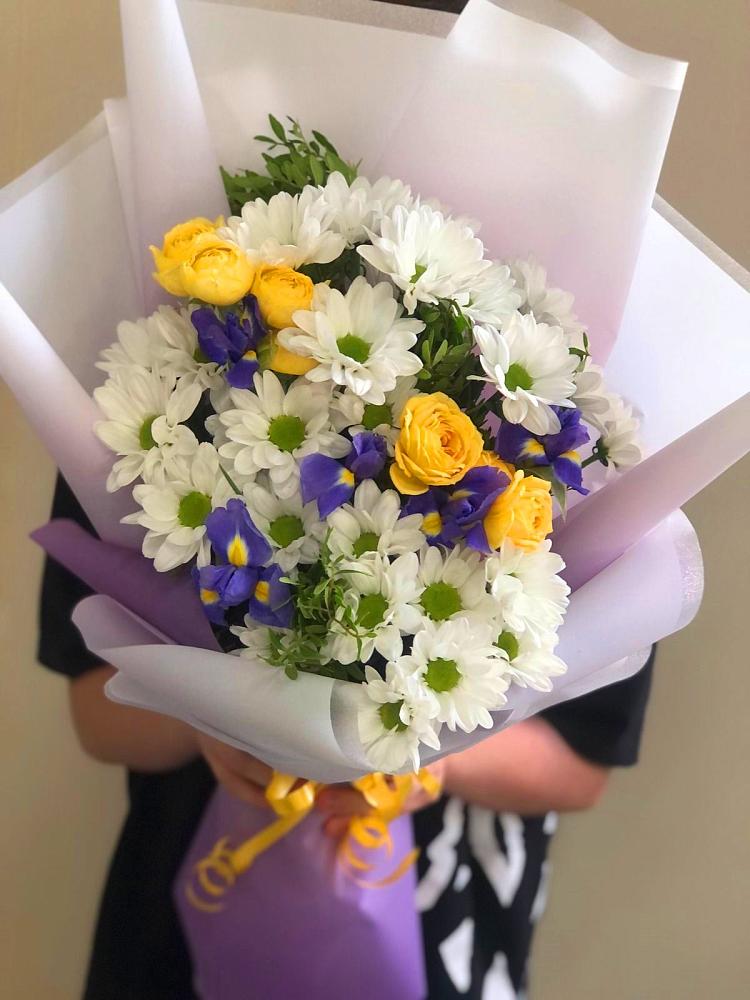 Букет цветов из: Ирисы, Хризантемы и Розы в Верховажье