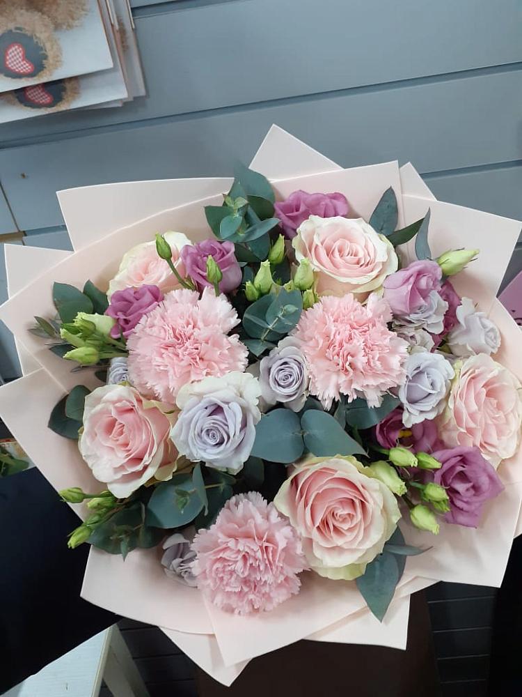 Букет цветов из: Розы, Гвоздики и Лизиантусы в Верховажье